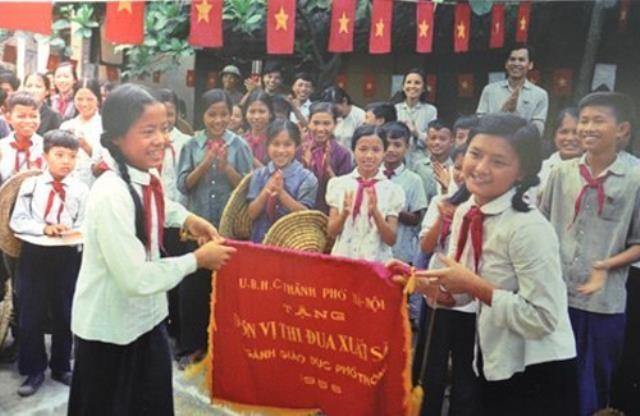 Hình ảnh các bạn học sinh với khăn quàng đỏ thắm, cùng chiếc nón rơm để tránh bom là “đồng phục” một thời. Ảnh tư liệu