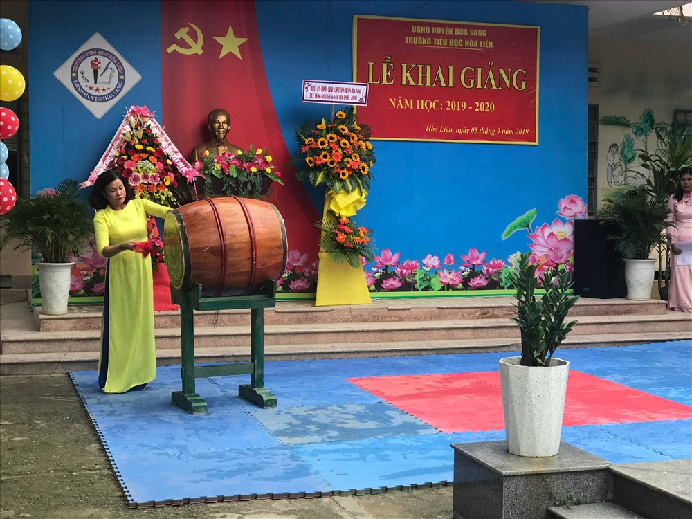 Hiệu trưởng trường tiểu học Hòa Liên đánh trống khai giảng năm học mới. ảnh: H.Vinh