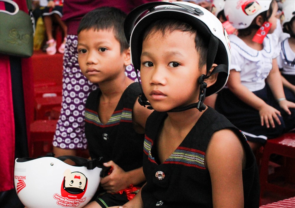 Các học sinh đồng bào dân tộc Cơ tu ở trường tiểu học Hòa Bắc được tặng mũ bảo hiểm trong tại Lễ khai giảng và Lễ Phát động năm An toàn giao thông 2019, với chủ đề “Giữ trọn ước mơ”. ảnh: H.Vinh
