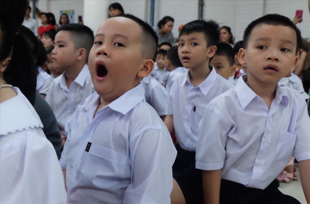 Một học sinh lớp 1 ngái ngủ khi chưa quen với môi trường học tập mới. ảnh: H.Vinh