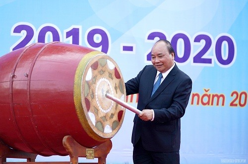 Thủ tướng Nguyễn Xuân Phúc gióng trống khai giảng năm học mới tại Trường THPT Sơn Tây. Ảnh: VGP/Quang Hiếu