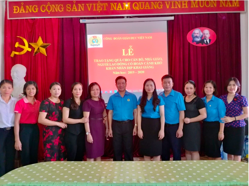Lễ trao hỗ trợ nhà giáo khó khăn dịp khai giảng. Ảnh: B.Thuý
