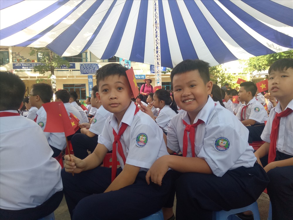Các em học sinh tiểu học dù thích bóng bay nhưng khi được hỏi đều chọn cờ tổ quốc vì sẽ không gây ô nhiễm lâu dài cho môi trường. Ảnh:P.L