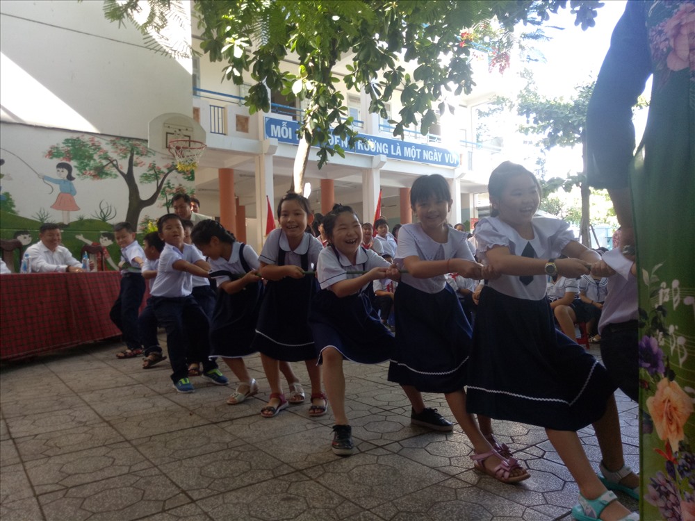 Thay vì những báo cáo thành tích khai giảng năm nay trường tiểu học Phước Hòa tổ chức thi kéo co cho học sinh tất cả các lớp. Ảnh:P.L