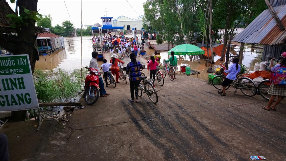 các em học sinh Việt Kiều ven biên giới phải qua đò chợ cũ tại xã Khánh An, huyện An Phú, tỉnh An Giang để dự khai giảng năm học 2019 - 2020.