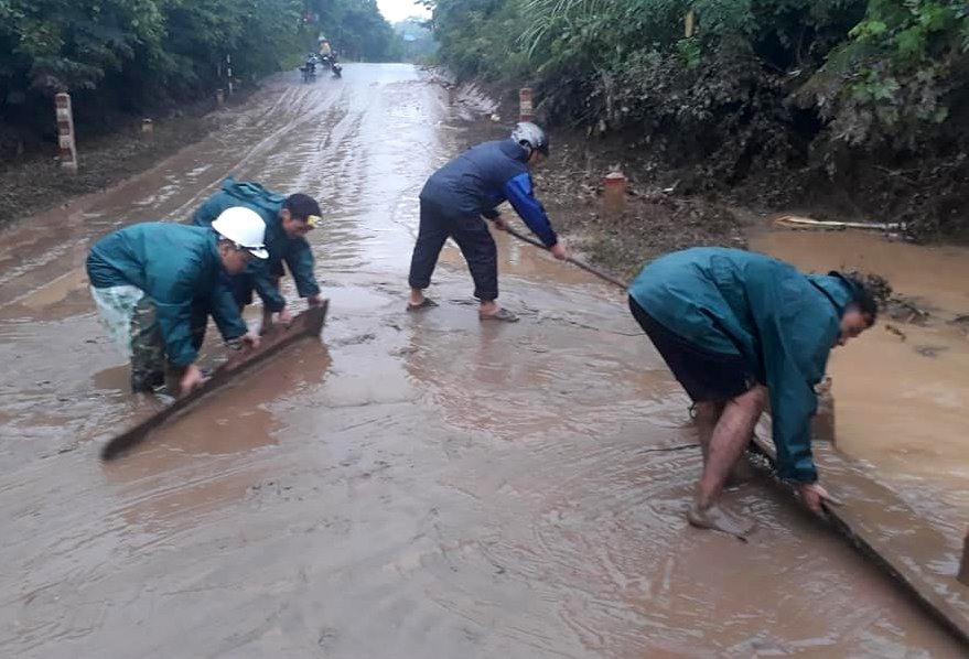 Có điểm bùn ngập sâu cả nửa mét, phải dùng cuốc cào xuống suối, rồi dùng tấm ván đẩy. Ảnh: Chí Tuấn.
