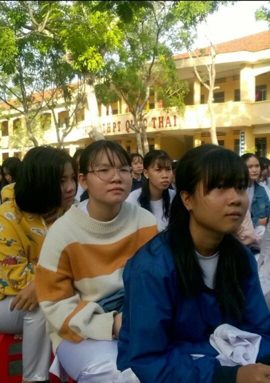 Em Ngô Thị Thanh Liễu (áo xanh, thứ nhất bên phải sang), một học sinh Việt kiều được Đồn Biên Phòng cửa Khẩu Long Bình nhận nuôi là 1 trong 6 em học sinh. Ảnh: Thành Nhân