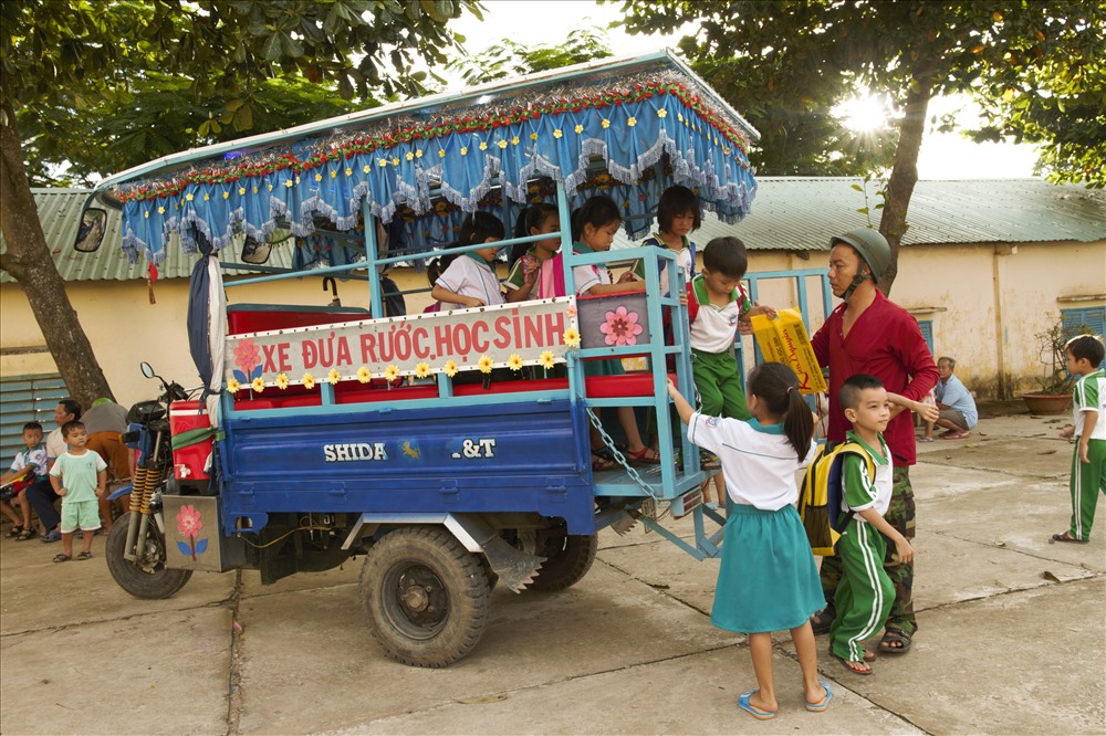 Anh Nguyễn Văn Hội rước học sinh từ Trường Tiểu học A Phú Hội đưa về nhà. Ảnh: Thành Nhân