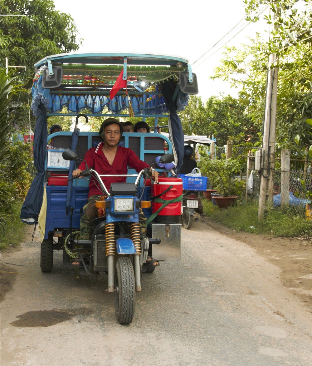 Anh Nguyễn Văn Hội rước và đưa học sinh đến Trường Tiểu học A Phú Hội thuộc xã Phú Hội, huyện An Phú, tỉnh An Giang. Ảnh: Thành Nhân