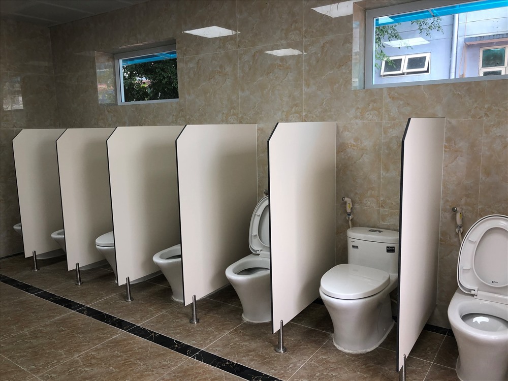 Nhà vệ sinh nam của trường tiểu học Lê Hồng Phong, TP.Hạ Long. Ảnh: N.H