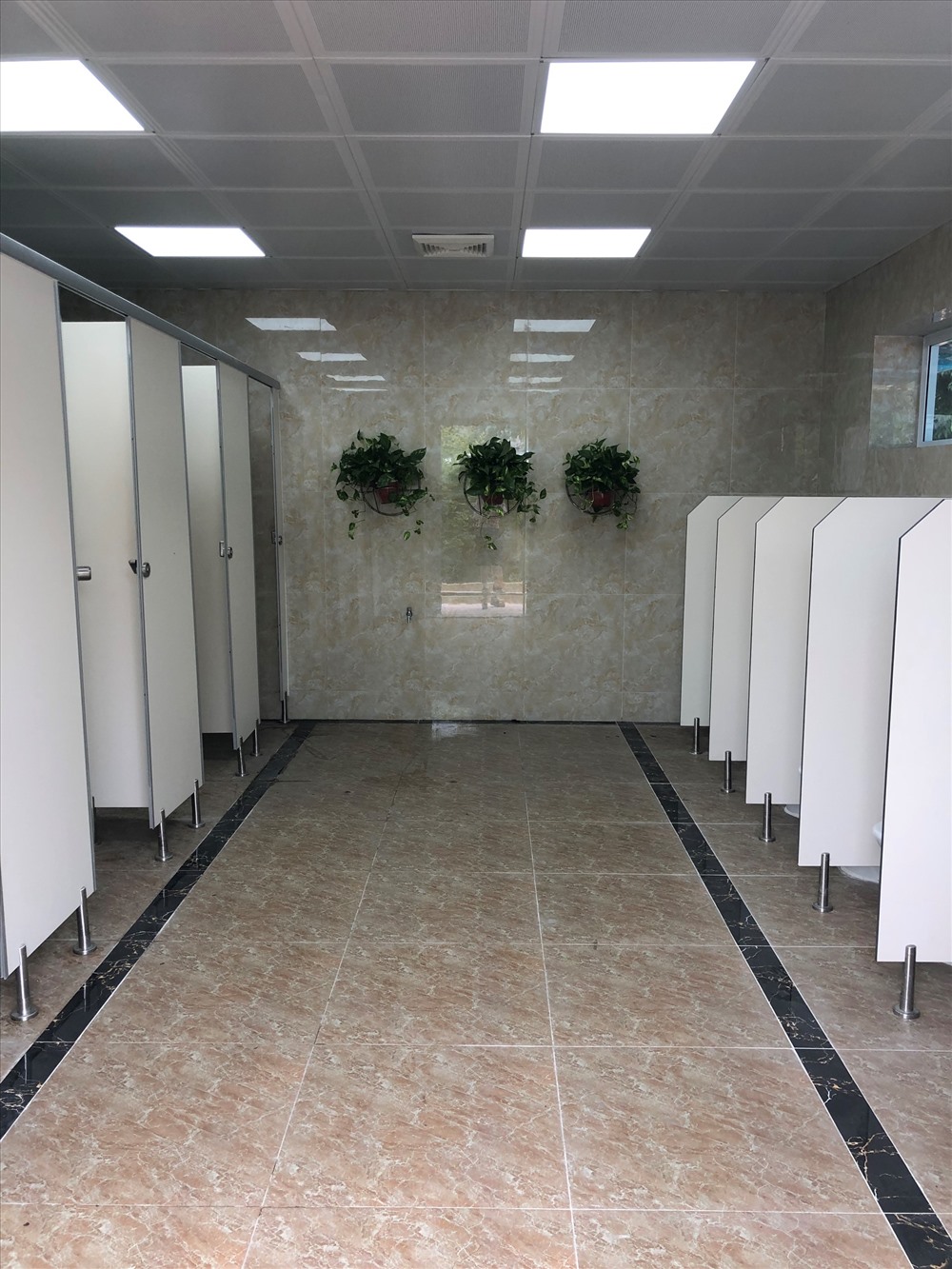 Nhà vệ sinh sẽ không còn là nỗi sợ hãi, ảm ảnh đối với học sinh. Ảnh: N.H