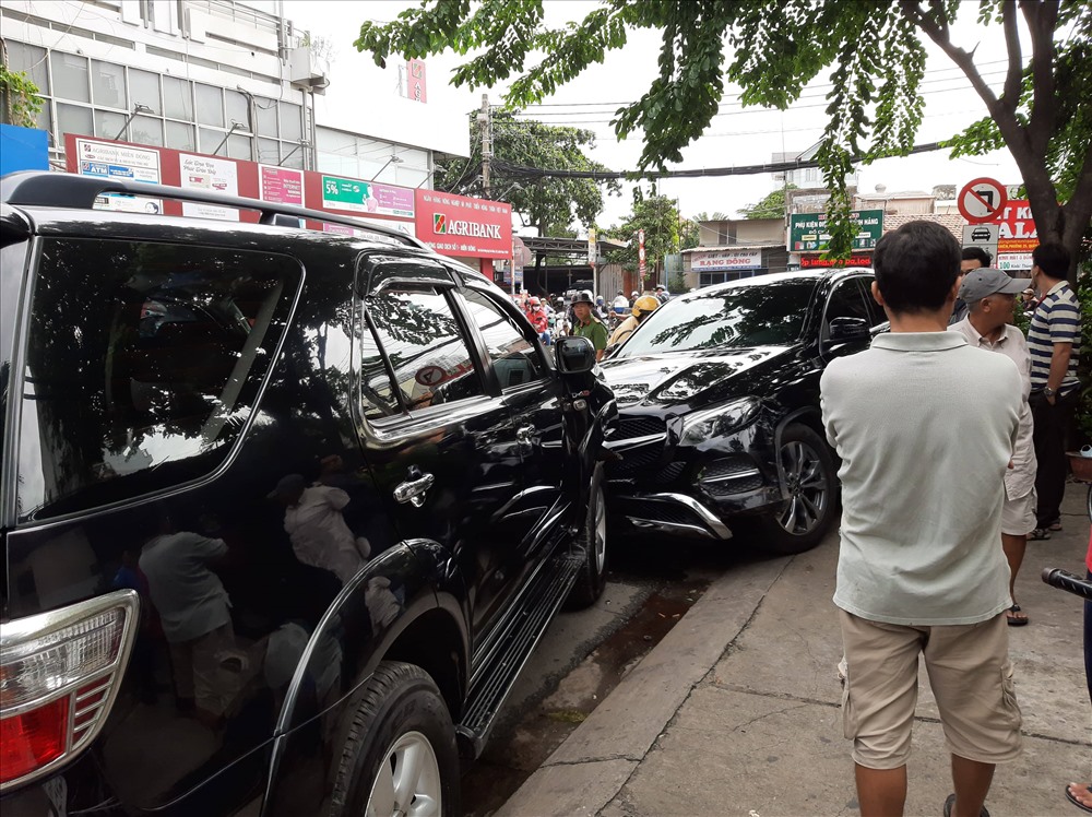 Chiếc Mercedes tông vào một ô tô ở làn ngược chiều mới chịu dừng lại. Ảnh: T.T