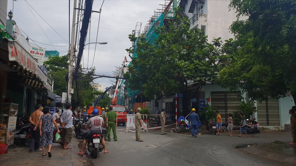 Hiện trường vụ sập giàn giáo khiến cả khu phố mất điện. Ảnh: T.H