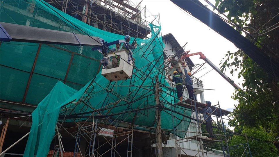 Giàn giáo công trình xây dựng tại quận Tân Phú bị mưa gió kéo đổ. Ảnh: T.H Giàn giáo công trình xây dựng tại quận Tân Phú bị mưa gió kéo đổ. Ảnh: T.H