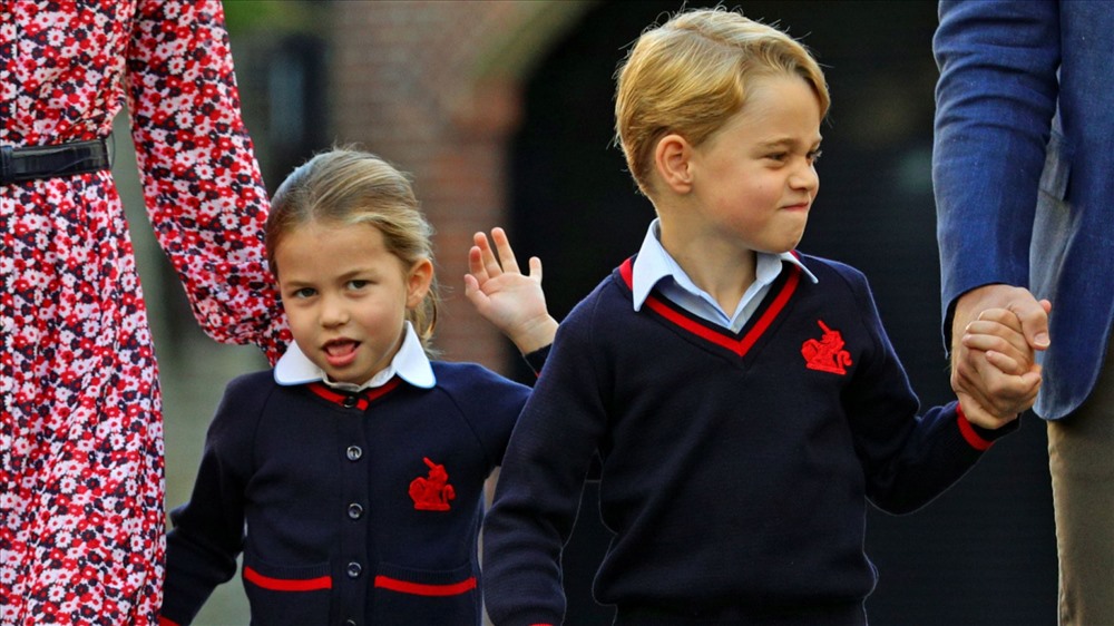 Công chúa Charlotte e ấp trong ngày khai giảng đầu tiên. Ảnh: Sky News.