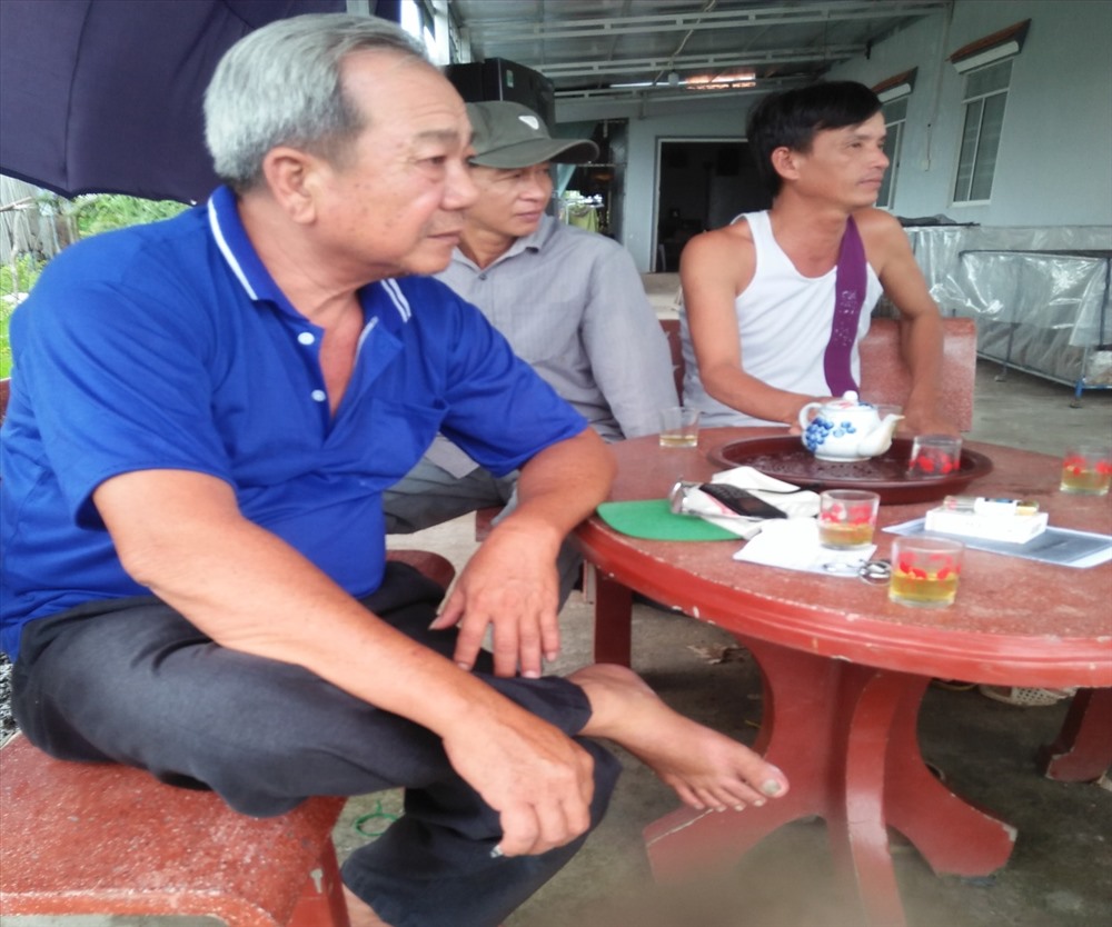 Ông Từ Hải - chủ nhân căn nhà bị đổ nát hoàn toàn do lốc xoáy. Ảnh: Mỹ Huyền