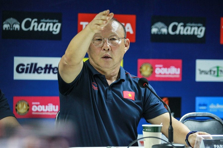 HLV Park Hang-seo nổi nóng trong phòng họp báo khi phóng viên Thái Lan làm ồn. Ảnh: SMM Sport