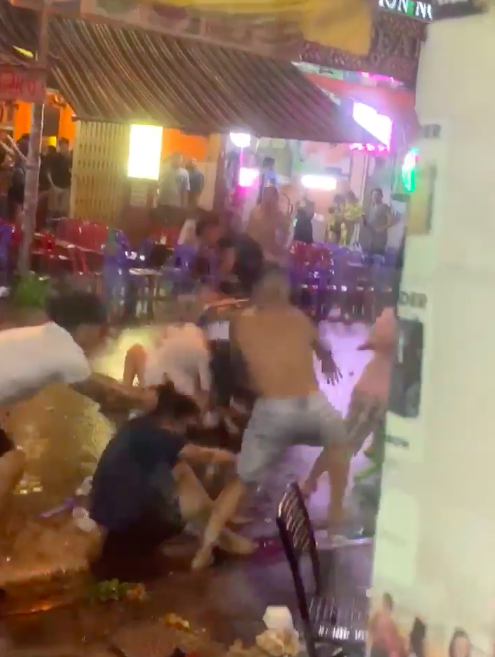 Hỗn chiến kinh hoàng ở phố tây Bùi Viện. Ảnh cắt từ clip.