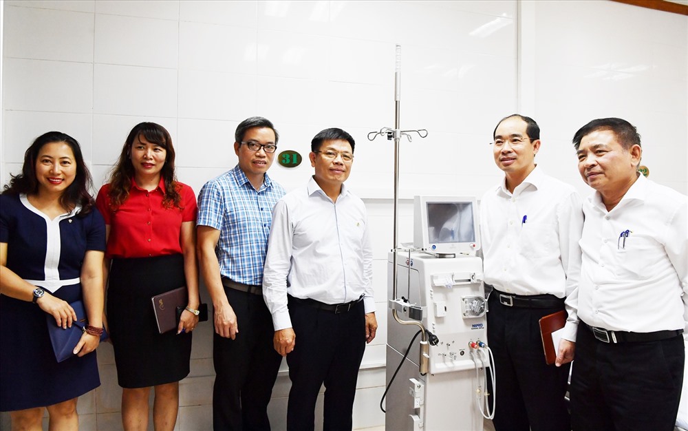 Kết thúc buổi lễ, các đại biểu đã tới thăm các phòng điều trị và chứng kiến phần bàn giao, lắp đặt các thiết bị y tế.