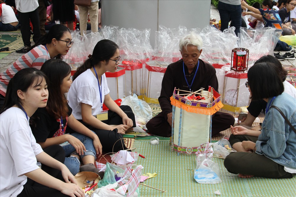 Với nhiều hoạt động đặc sắc, Bảo tàng Dân tộc học Việt Nam tổ chức chương trình đón Tết Trung thu thường niên với mong muốn du khách và các em nhỏ có thể đến vui chơi, tìm hiểu nét văn hoá truyền thống của dân tộc. Ảnh: BTC. 
