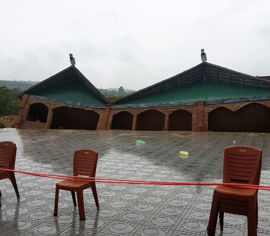 Công trình xây dựng không phép bị sụp đổ sau trận lụt. Ảnh: TH.