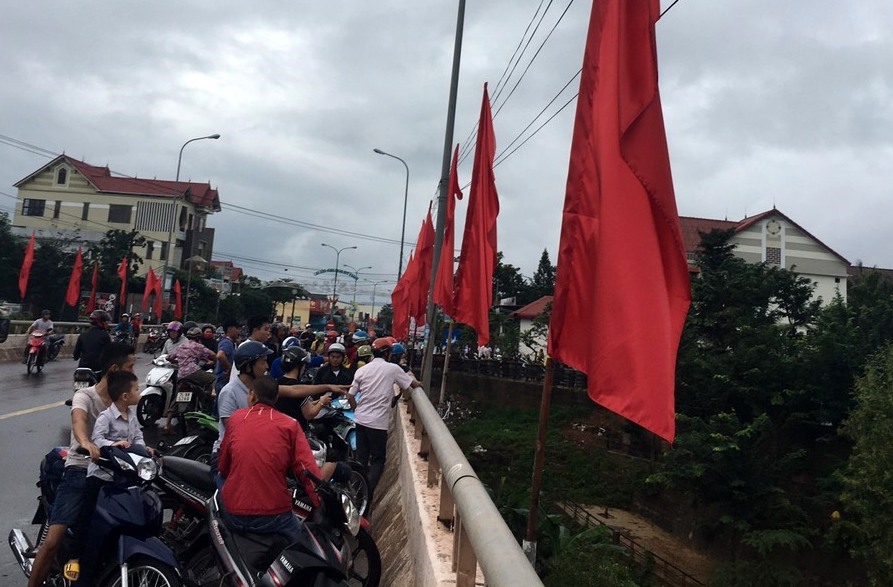 Người dân đứng trên cầu A Trùm tò mò về ngôi nhà bị sụp. Ảnh: TH.