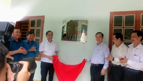 Lễ gắn biển công trình. Ảnh: M.Hiếu