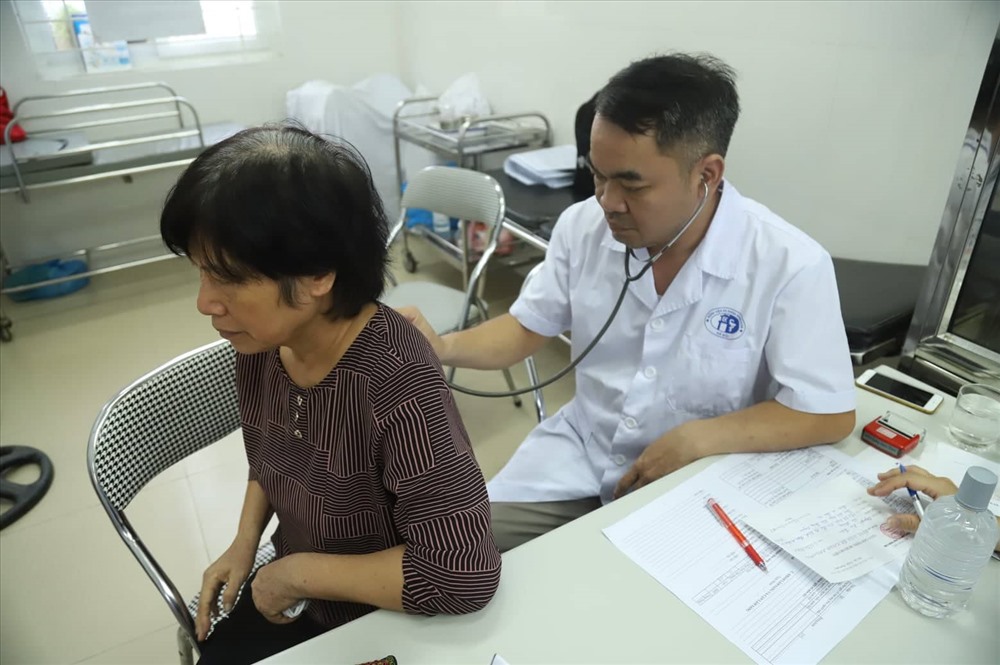 Sau khi khám bà Định có giấy giới thiệu lên tuyến trên. Ảnh: TT