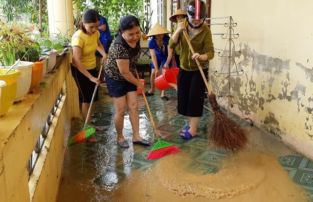 Các cô giáo cũng khẩn trương dọn trường học