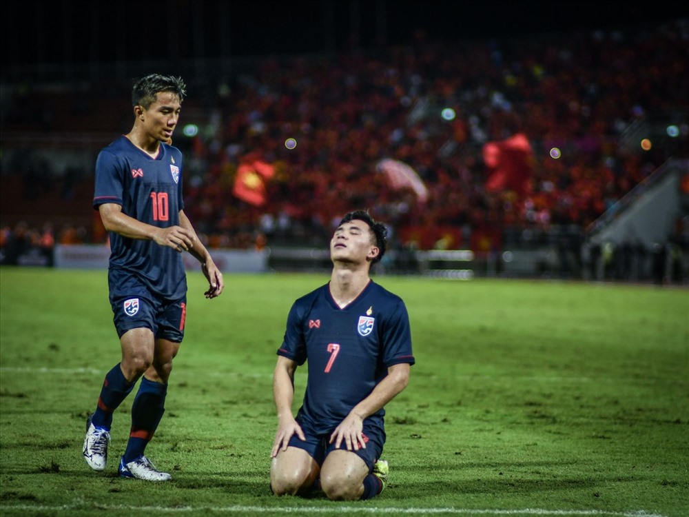 Tuyển Thái Lan bị cầm hòa đầy thất vọng trước tuyển Việt Nam. Ảnh: Siam Sport