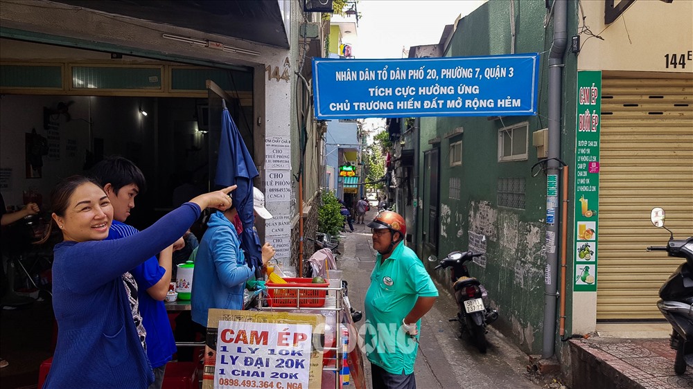 Đồng quan điểm, bà Huỳnh Thị Thúy Phượng (số nhà 144/21 Lý Chính Thắng, phường 7, quận 3, TPHCM) cho biết, chị mong muốn hiến đất không những vì mục đích chung là con hẻm rộng rãi, thoáng mát mà còn với lý do, khi mở rộng hẻm thì gia đình chị sẽ được nhiều quyền lợi.