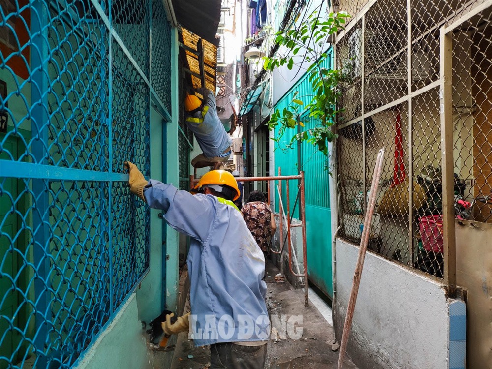 “Nhà tôi diện tích chỉ khoảng 11m2, tôi hiến khoảng sân 1,9m2 nên hiện diện tích nhà chỉ còn hơn 9 m2 đất. Tuy cũng tiếc đất thật nhưng hiến được đất thì hẻm được thoáng, có việc gấp thì xe cộ đi vào cũng rất tiện, tôi rất ủng hộ chủ trương này. Gia đình mình mất một ít diện tích sân nhưng bù lại hẻm thoáng, giá nhà lại lên cao, cuộc sống an ninh đảm bảo hơn trước”, bà Mùi nói.