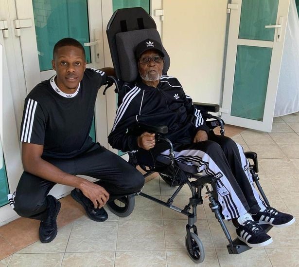cựu Tổng thống Zimbabwe Robert Mugabe và con trai. Ảnh: Mirror.