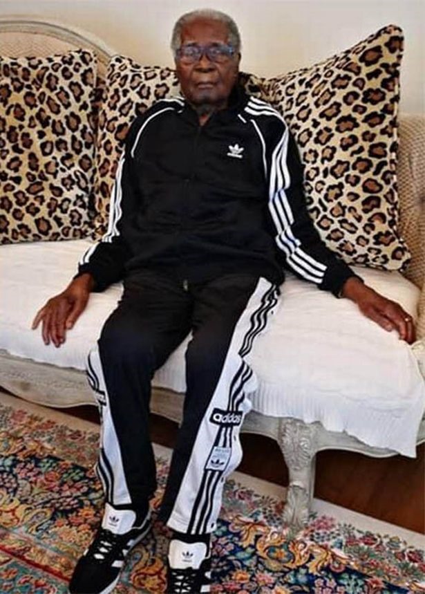 Có khả năng con trai ông Mugabe đã ghi lại hồi ký của cha những năm cuối đời. Ảnh: Mirror.