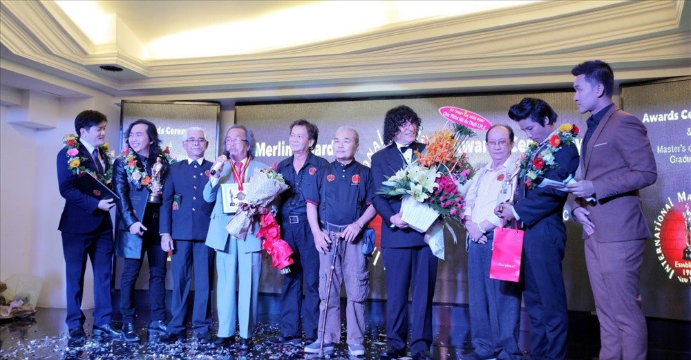 Cha con nghệ sĩ Nguyễn Ngọc Minh Quang, Ngọc Viên (thứ hai và thứ tư từ trái qua) trên sân khấu vinh danh của Hiệp hội Ảo thuật Quốc tế I.M.S.