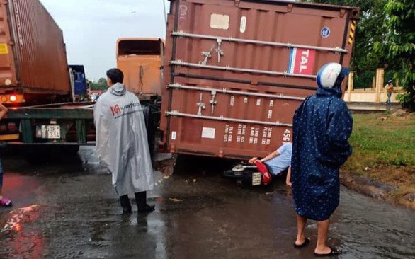 Hình ảnh thùng container rơi duống đường chận trúng chân người phụ nữ tại thị xã Dĩ An, Bình Dương lan truyền trên mạng ngày 17.7.