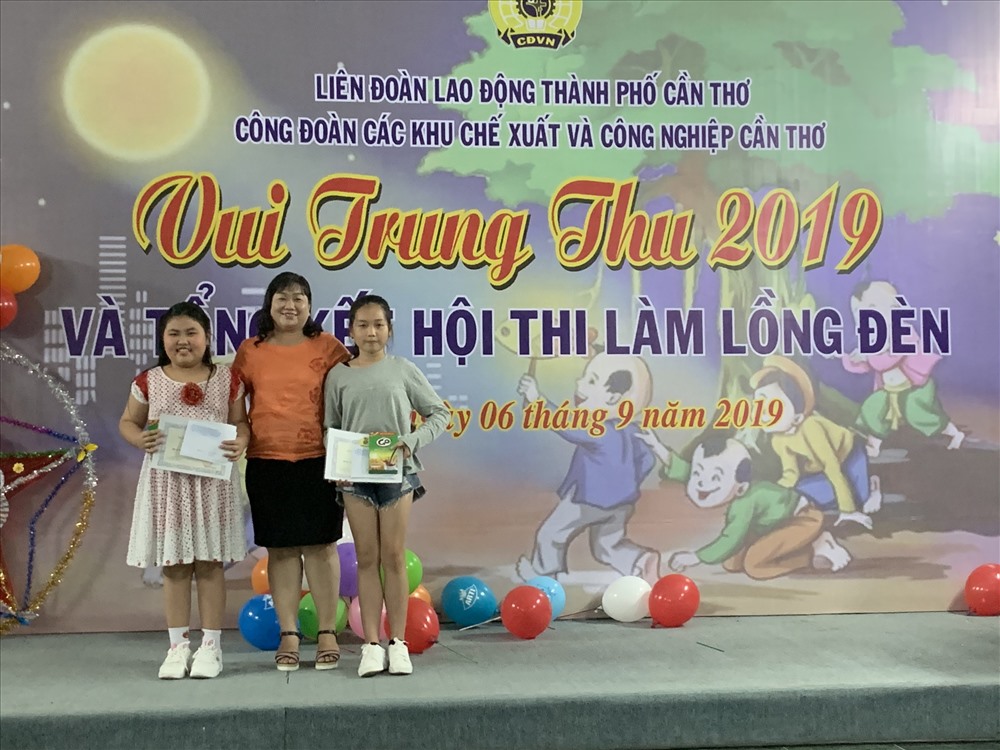 Trao giải thưởng cho các em học sinh là con của đoàn viên, công nhân lao động trong khu chế xuất và công nghiệp Cần Thơ. Ảnh: Thành Nhân
