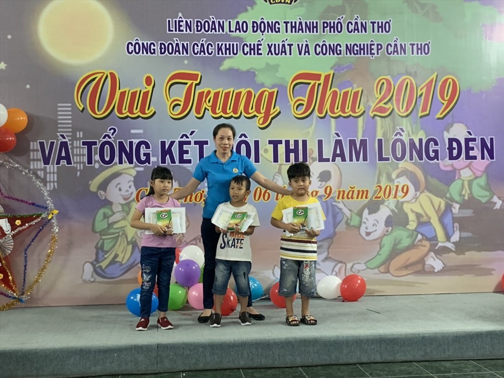 Trao giải thưởng cho các em học sinh là con của đoàn viên, công nhân lao động trong khu chế xuất và công nghiệp Cần Thơ. Ảnh: Thành Nhân