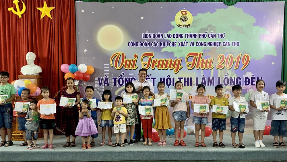 Trao giải thưởng cho các em học sinh là con của đoàn viên, công nhân lao động trong khu chế xuất và công nghiệp Cần Thơ. Ảnh: Thành Nhân