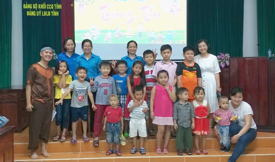 Lãnh đạo LĐLĐ Đồng Tháp chụp ảnh lưu niệm với các cháu. Ảnh: Thùy Linh