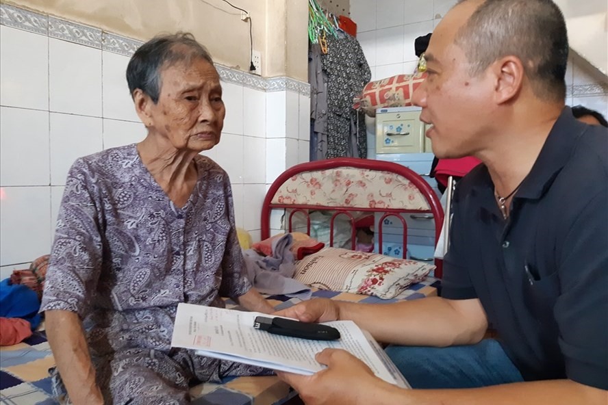 Bà Đinh Thị Anh trao đổi với phóng viên tại gia đình. Ảnh: P.V