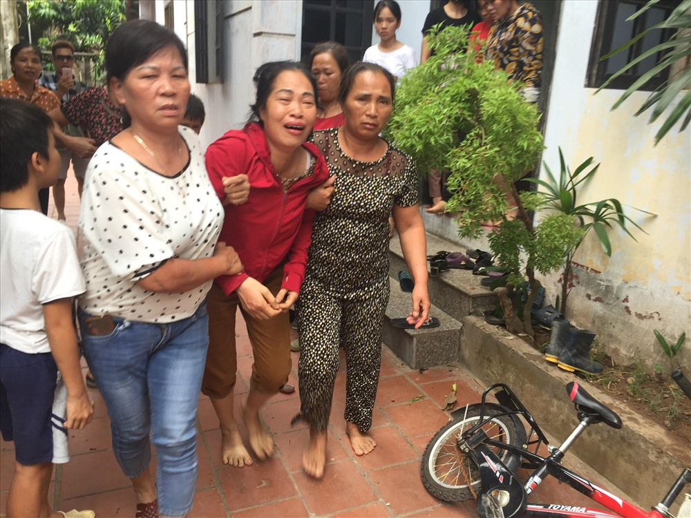 Bà ngoại cháu bé 1 tuổi đau đớn khi chứng kiến vụ việc. Ảnh: Phượng Nguyễn.