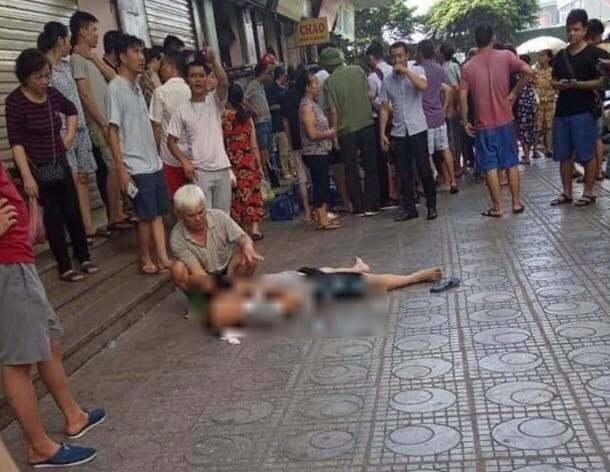 Ông Hùng đang sơ cứu cho nạn nhân của vụ nổ..