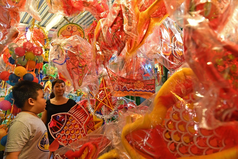 “Giữa muôn trùng vây”.