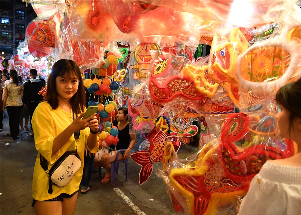Check in ở phố đèn lồng Trung thu.