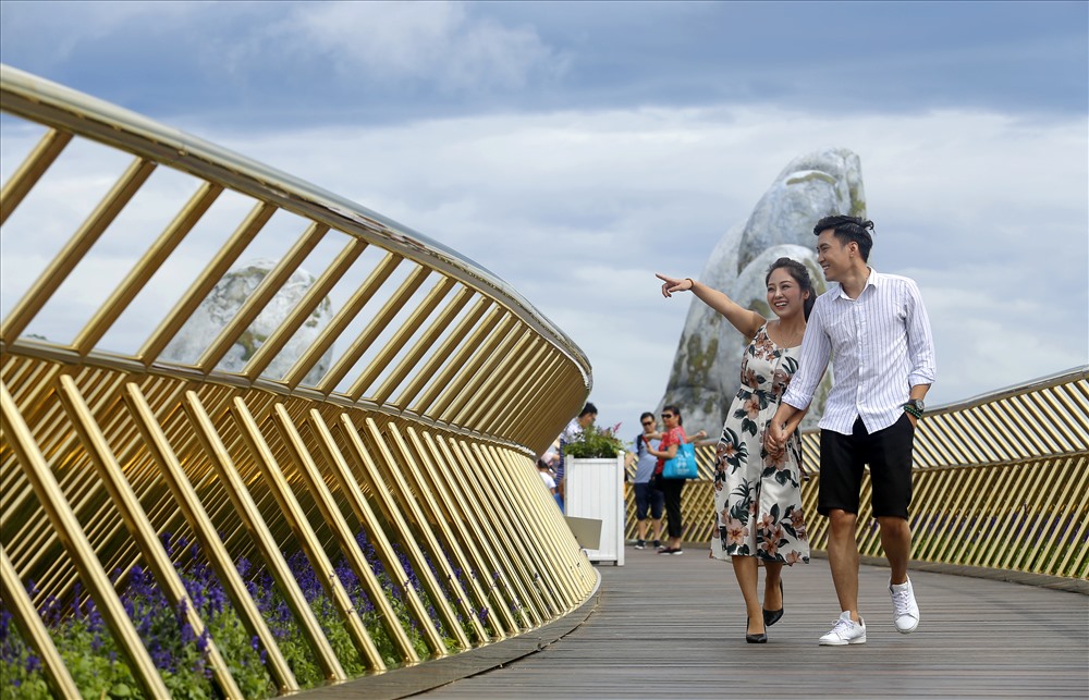 Du khách tham quan Cầu Vàng. Ảnh: Sun