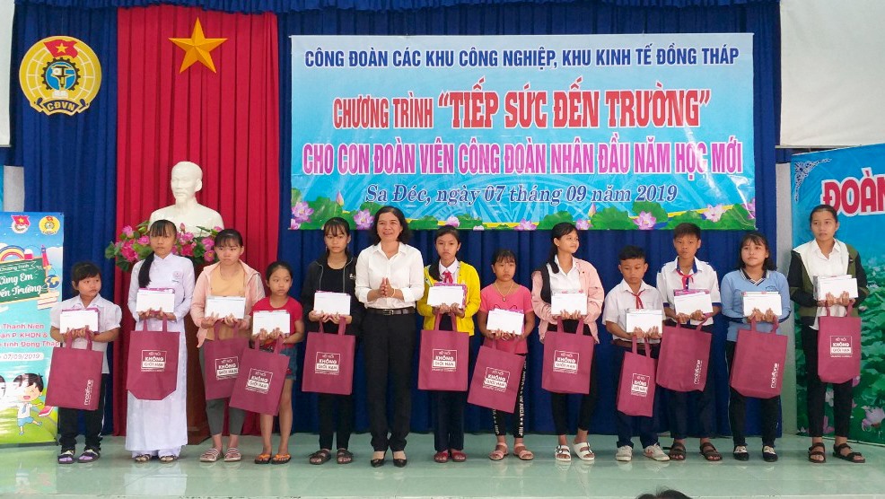 Bà Nguyễn Thị Mỹ Tiên - Chủ tịch CĐ Các khu công nghiệp - Khu kinh tế Đồng Tháp trao quà cho con CNLĐ. Ảnh: Thùy Linh.
