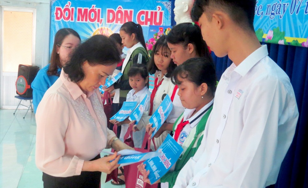 Bà Đặng Thị Kim Đang- Phó Chủ tịch LĐLĐ Đồng Tháp trao học bổng cho con CNLĐ thuộc CĐ Các Khu công nghiệp- Khu kinh tế Đồng Tháp. Ảnh: Thùy Linh.