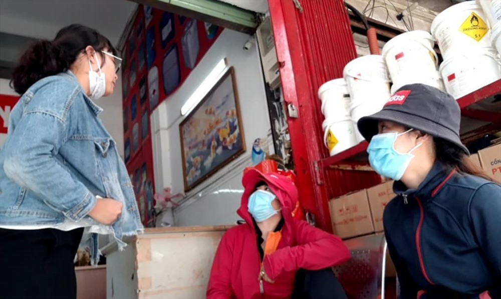Những người bán hàng thường sử dụng khẩu trang y tế để che bớt mùi hóa chất khó chịu. Ảnh TK.