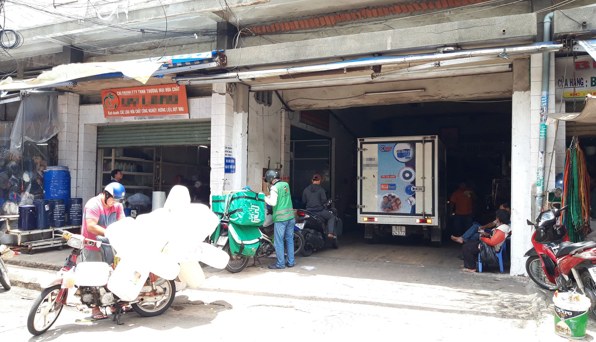 Các phương tiện vận chuyển hóa chất liên tục tập kết tại chợ Kim Biên. Ảnh TK.